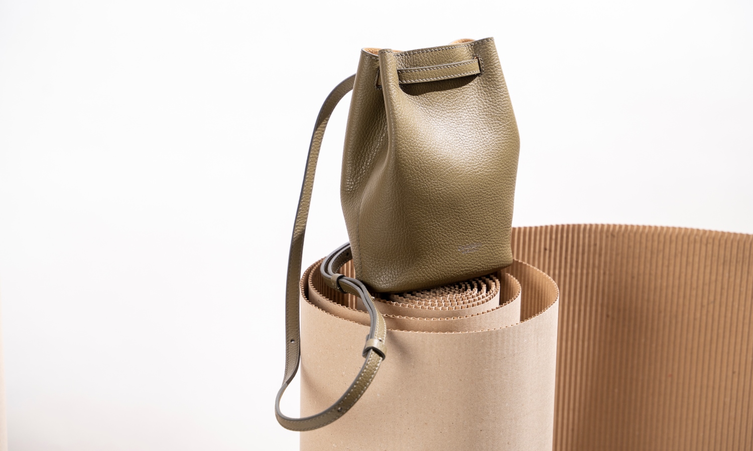 2WAY仕様のスモールバッグ「P.SACCA Shoulder (ピーサッカショルダー)」