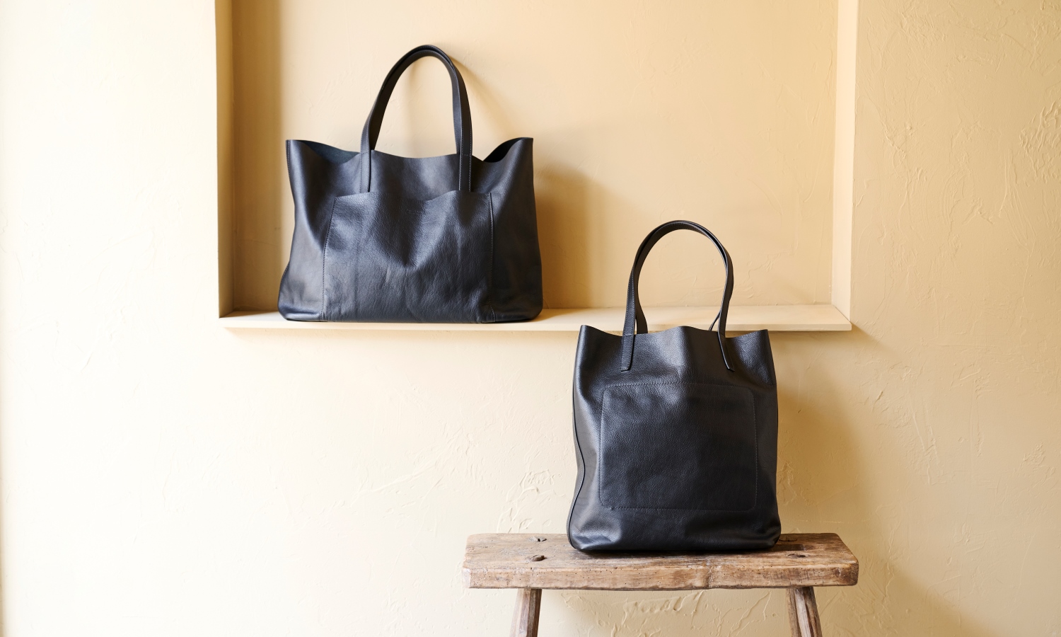 薄く軽いレザー、ムースライトのトートバッグ2選