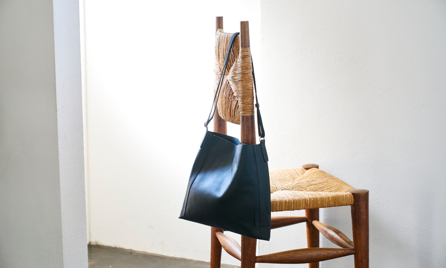 シンプルを極めたショルダーバッグ、「LINDO(リンド)」