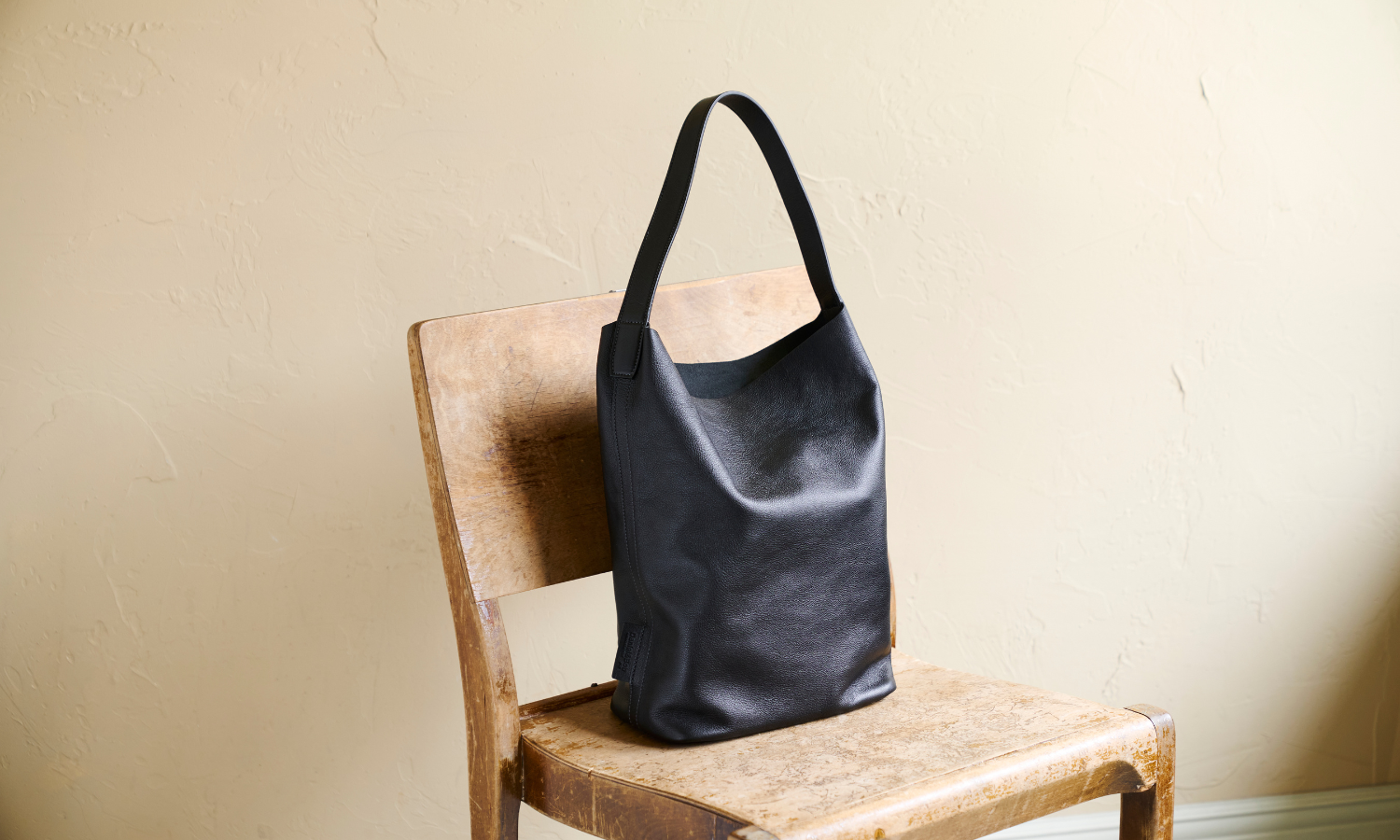 静かに主張する、上質なホーボーバッグ「ACHILLE（アキーレ）」