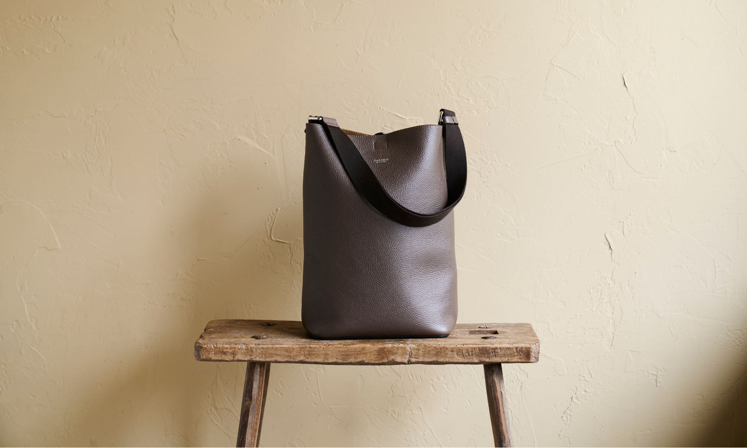 静かな余白と品格を添える、大人のワンハンドルバッグ「ETTORE（エットレ）」