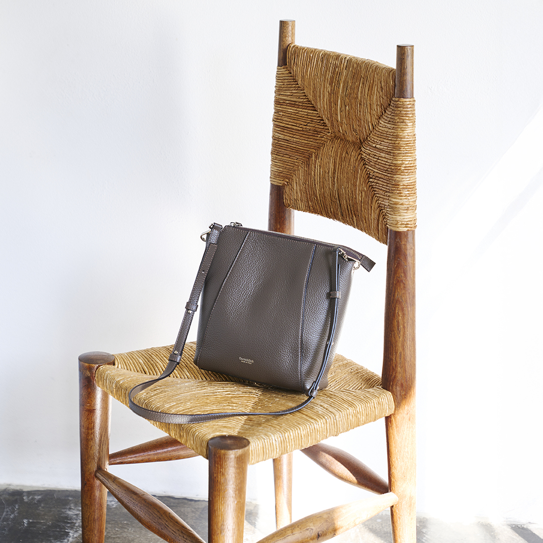 端正な装いに似合う、ミニマルな存在感。「TOT SHOULDER（トトショルダー）」