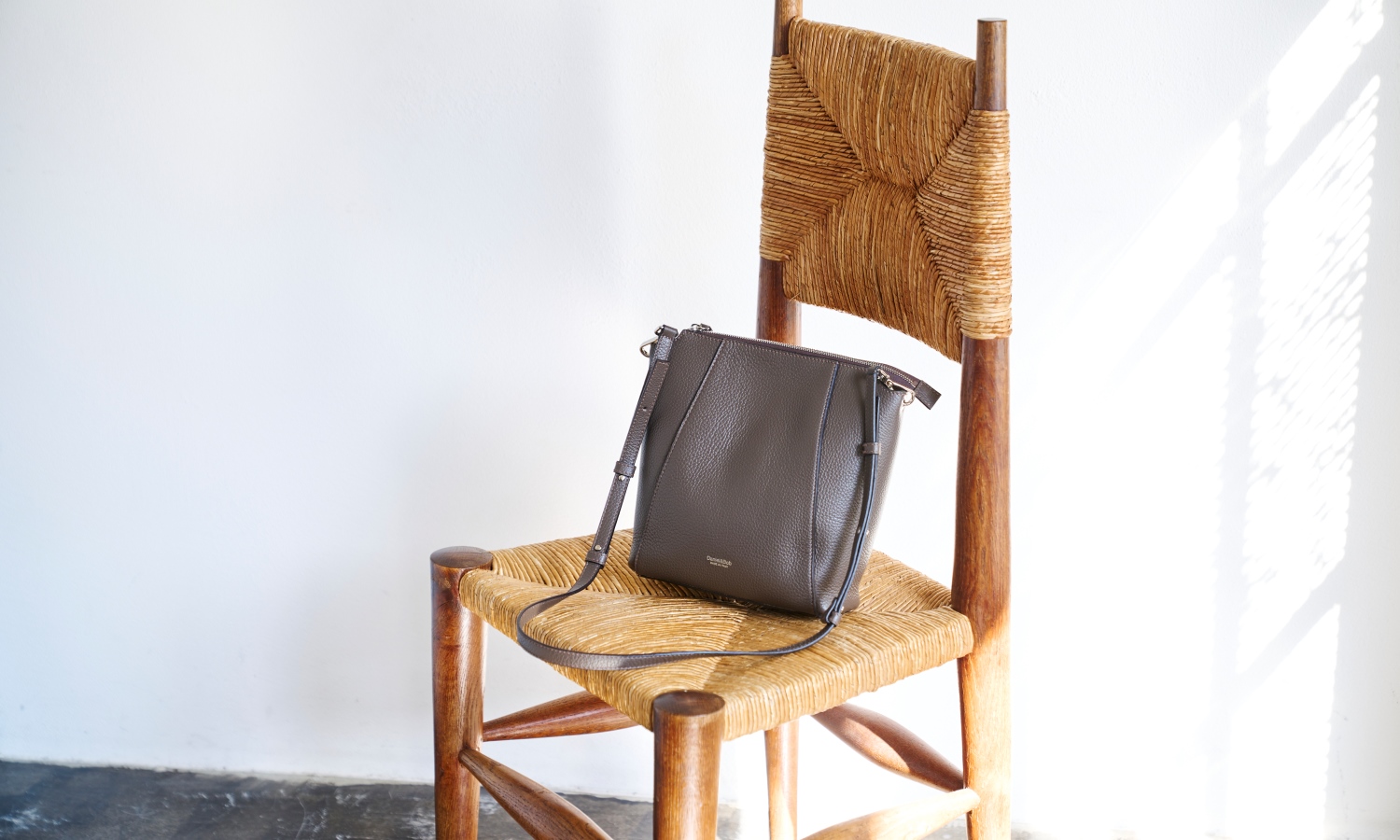 端正な装いに似合う、ミニマルな存在感。「TOT SHOULDER（トトショルダー）」